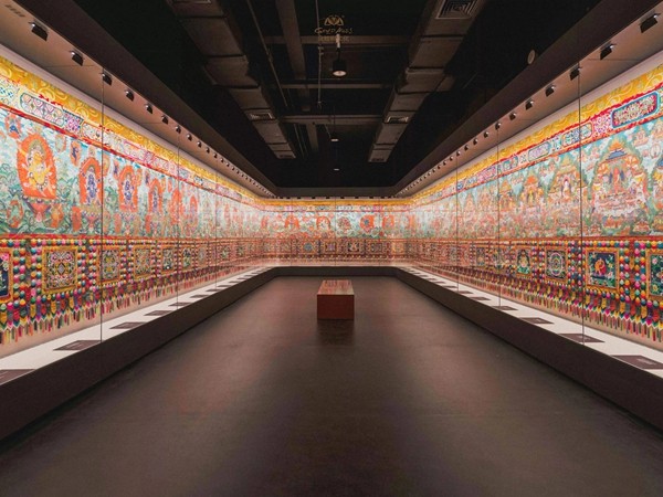 企業(yè)展廳展柜的選擇裝修的時(shí)候需要注意的事項(xiàng)有哪些呢?