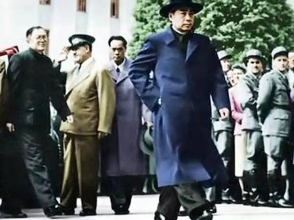 為總理外衣提供文物保護的展柜，聯康展柜廠家備案榮幸。