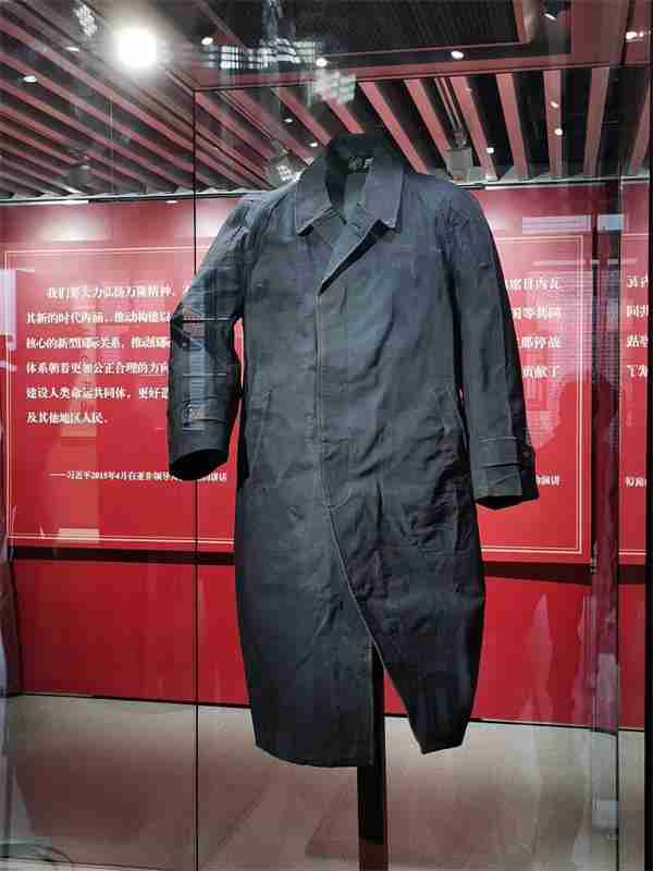 為總理外衣提供文物保護的展柜，聯康展柜廠家備案榮幸。