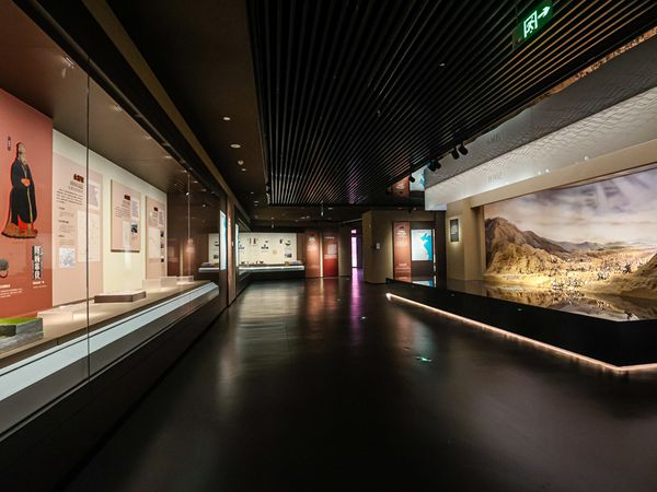 獨(dú)立文物展柜圖片